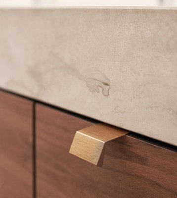 Tirador para muebles Bench 20 de aluminio con borde cepillado dorado