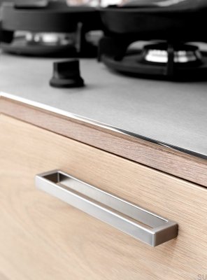 Tirador alargado para muebles Cubico 192 de metal plateado