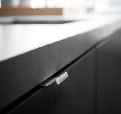 Tirador para muebles de aluminio plateado de borde recto hacia arriba de 40 mm