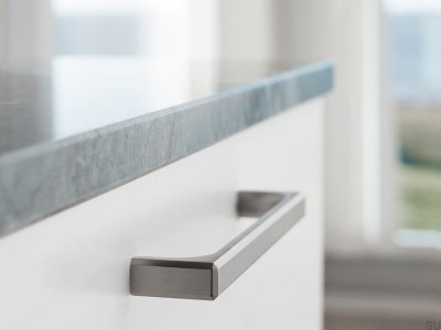 Tirador alargado para muebles de metal plateado Fold Light 160