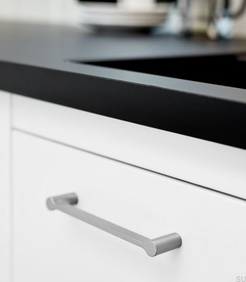Tirador alargado para muebles de metal plateado Scope 160
