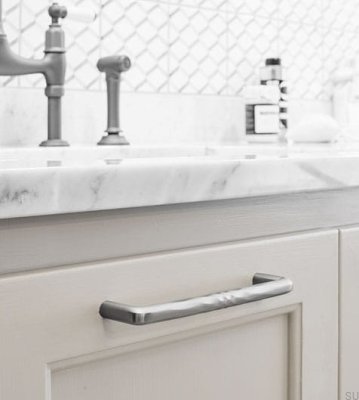 Tirador alargado para muebles de metal plateado Shuffle 160