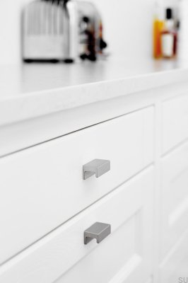 Tirador alargado para muebles de aluminio plateado Station 32