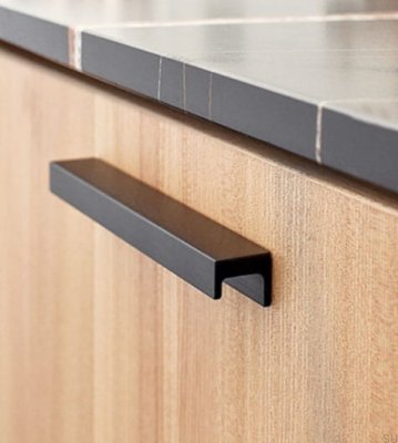 Tirador alargado para muebles de aluminio Station 160, color negro mate cepillado