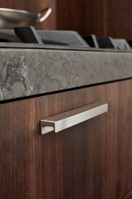 Tirador alargado para muebles de aluminio plateado Station 160