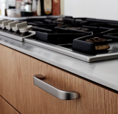 Tirador alargado para muebles de aluminio plateado Tangerine 128