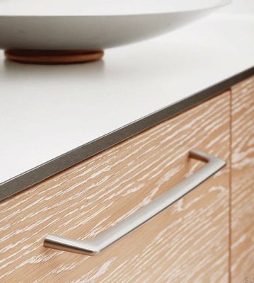 Tirador alargado para muebles de metal cepillado plateado Vista 256