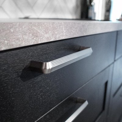 Tirador para mueble alargado Lines 160 Níquel cepillado
