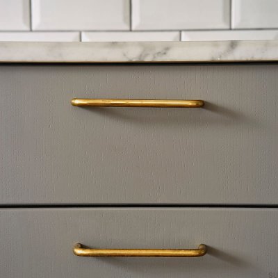Tirador para mueble longitudinal Bolmen 128 Latón natural Sin pintar