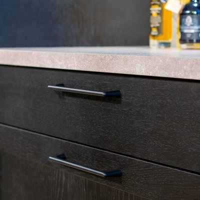 Tirador para mueble Studio 160. Metal negro