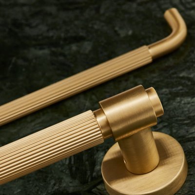 Tirador para mueble alargado Helix Stripe 128 Gold Brushed