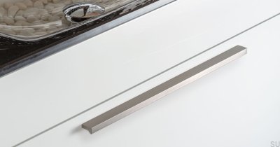 Tirador para mueble alargado Angle 600 de plata cepillada