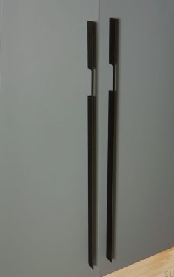 Tirador alargado para mueble Peak 1120, aluminio negro cepillado (asimétrico)