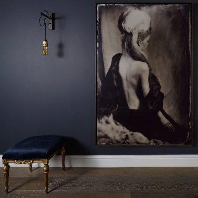 Lámpara de pared Hooked Nude de acero, grafito y plata
