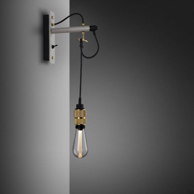 Lámpara de pared Hooked Nude de acero gris con latón