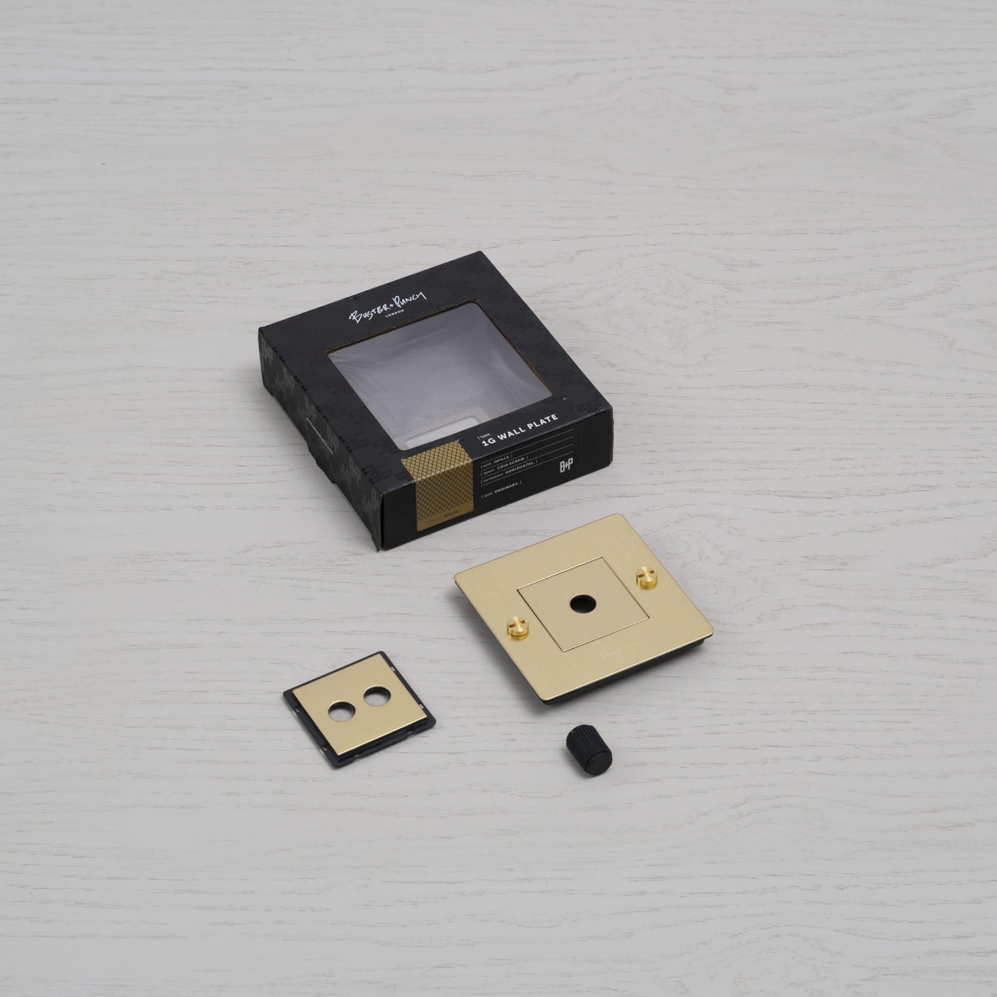 EU_ELECTRICITY_1G_Wall_Plate_Infills_Brass_Unboxing_Web-scaled.jpg