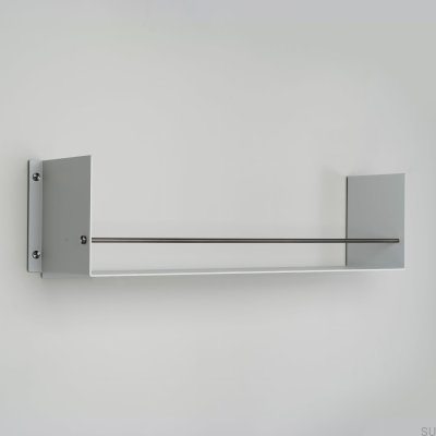 Estante de viga de acero gris con barandilla de metal gris