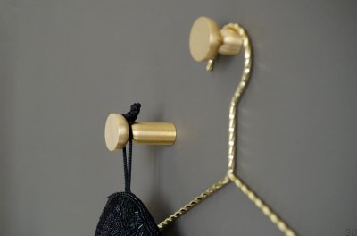 Colgador de pared Kokeshi 3052, latón cepillado, sin pintar