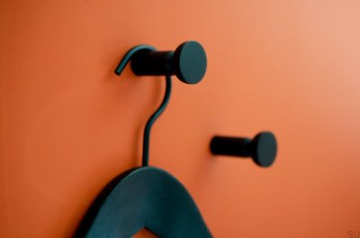 Kokeshi 3052 Colgador de Pared Aluminio Negro