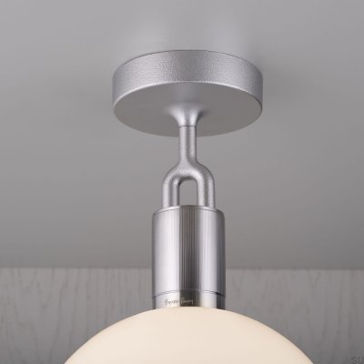 Lámpara de techo de acero plateado con pantalla esmerilada y forma de L bifurcada