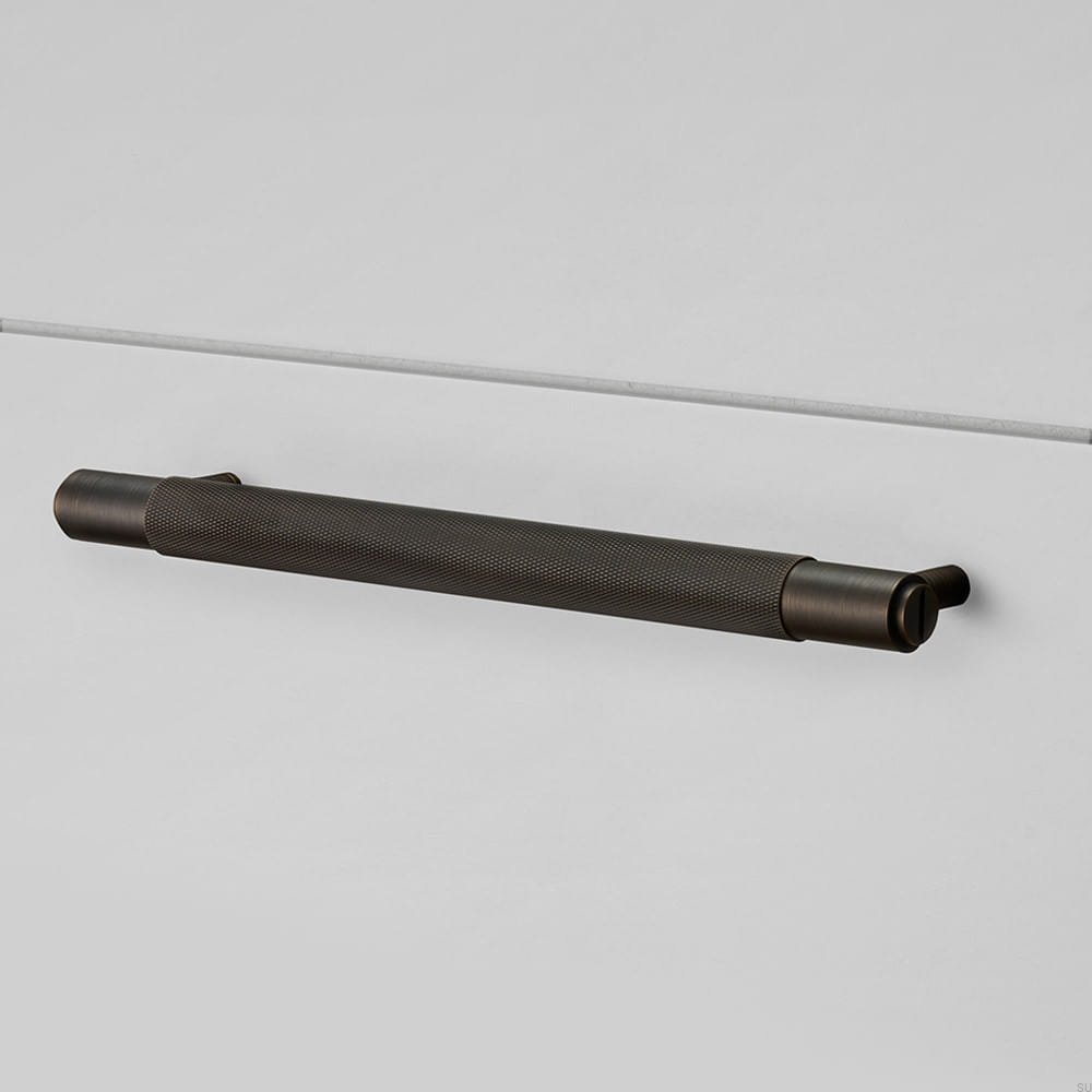 Zdjęcie mebla z metalowym smoked brąz uchwytem Pull bar