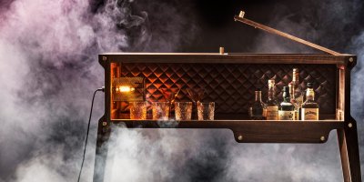 Bar de whisky artesanal de nogal americano con enchufe estándar europeo