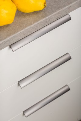 Tirador para muebles Ona 256 Edge de aluminio anodizado plateado