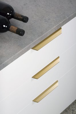 Tirador para mueble vann 100 edge Oro cepillado