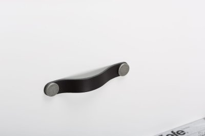 Tirador para mueble Flexa 128, piel negra con hojalata