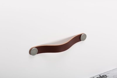 Tirador para mueble Flexa 160 Cuero Marrón con Estaño