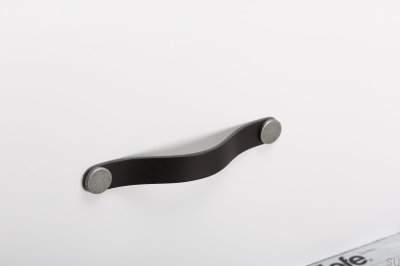 Tirador para mueble Flexa 160 Cuero Negro con Estaño