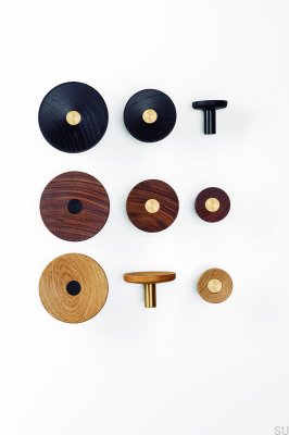 Perchero de pared Zoot 120 de madera de roble con eco dorado