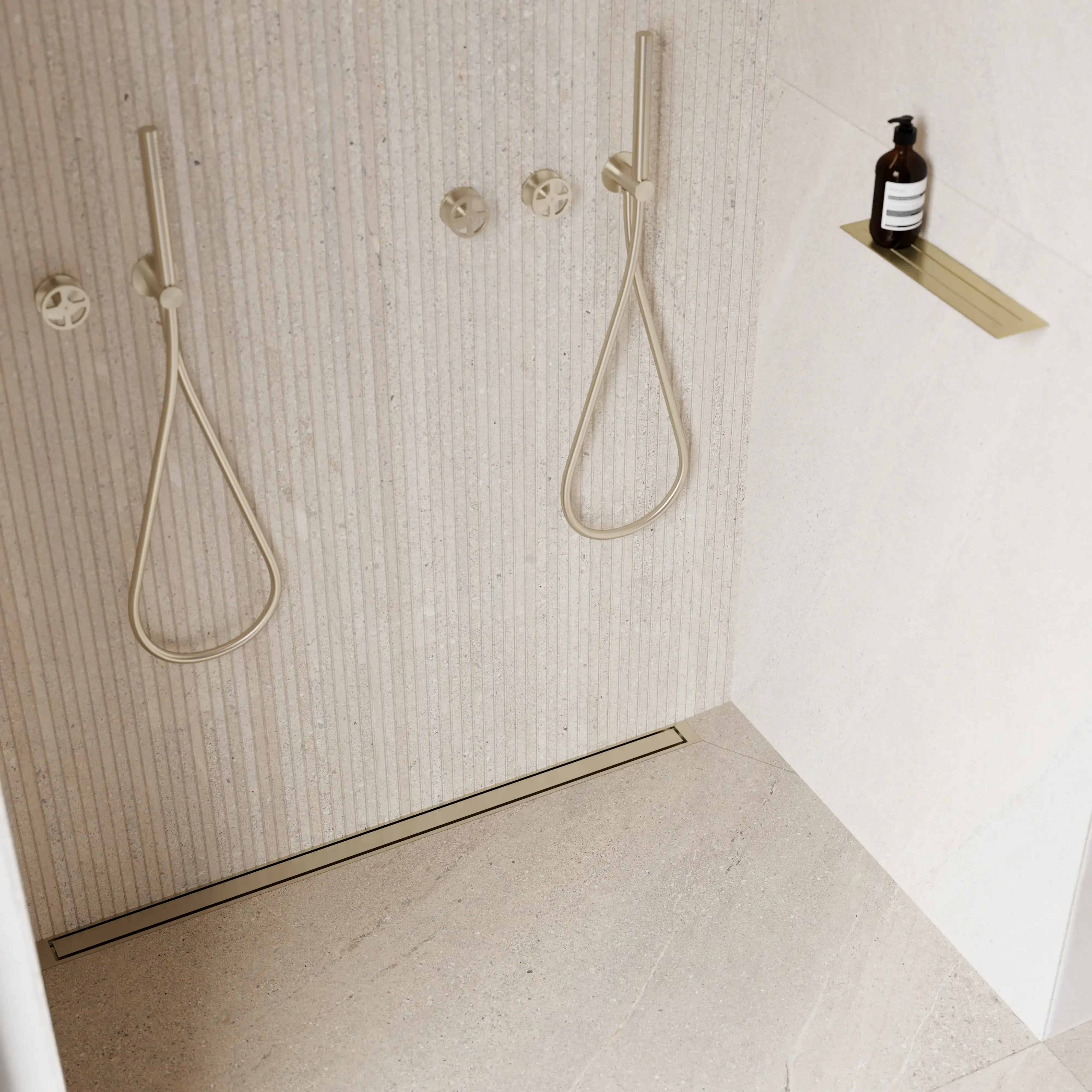 półka-łazienkowa-prosta-interior-unidrain-skandynawskie-uchwyty_1.webp