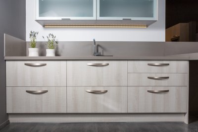 Tirador alargado para mueble Arko 256 de aluminio cepillado