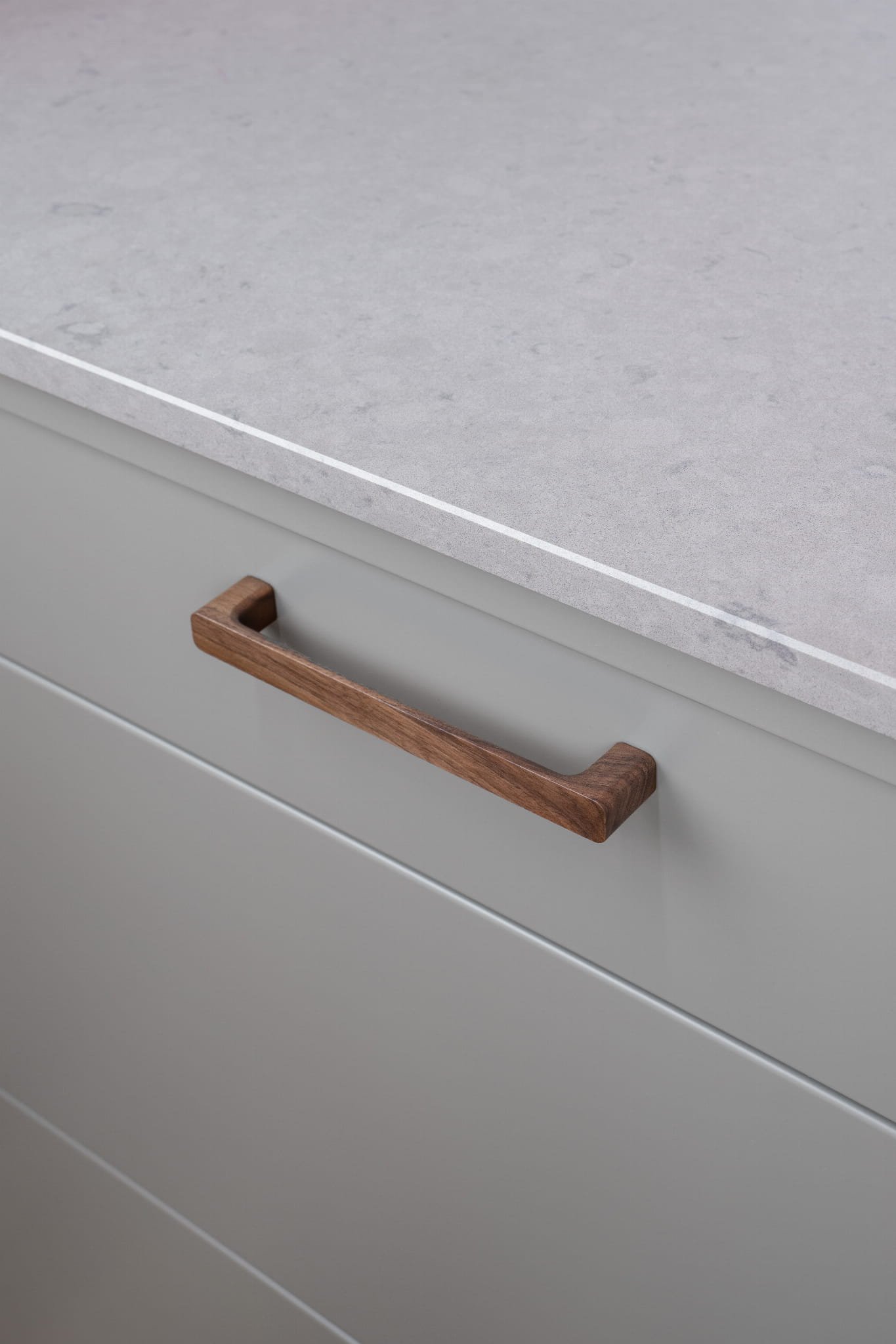 373282--Uchwyt-meblowy-podłużny-Sans-160-Drewniany-Orzech-Włoski-Beslag-Design-Skandynawskie-Uchwyty_3