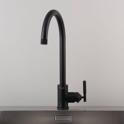 Grifo de cocina lineal de latón negro Welder's con conector europeo