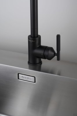 Grifo de cocina extraíble lineal de latón negro Welder's con conector europeo