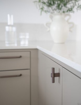 Pomo para mueble T-Bar Helix Aluminio Marrón Oscuro