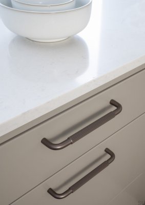Tirador para mueble rectangular Helix Stripe 128, aluminio marrón oscuro