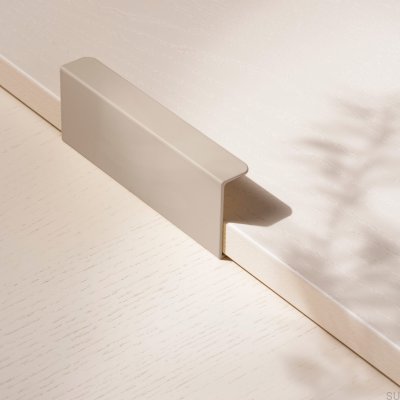 Tirador para mueble con borde metálico Hide 120 Greige