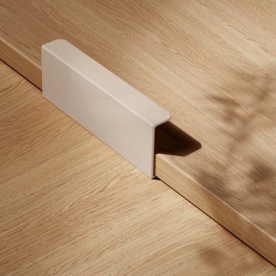 Tirador para mueble con borde metálico Hide 120 Greige