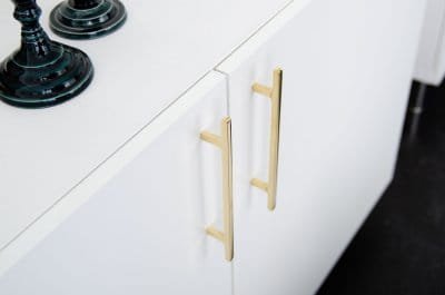 Tirador para mueble alargado Flat Line 128, latón pulido, sin barnizar