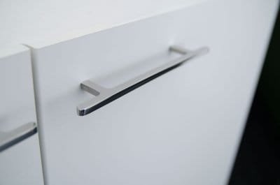 Tirador para mueble alargado Flat Line 128, acero pulido