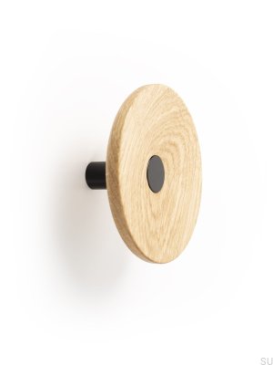 Colgador de pared Zoot 120 de madera de roble y aluminio negro mate