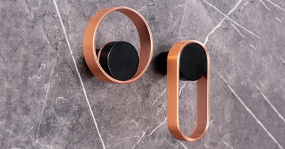 Orbit 75 negro con colgador de pared de cobre cepillado
