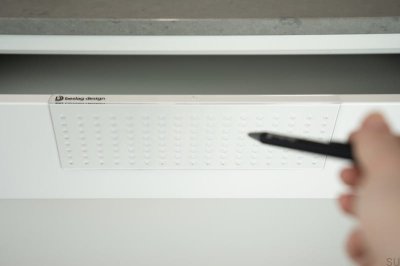 Plantilla para perforar agujeros para tiradores y pomos.