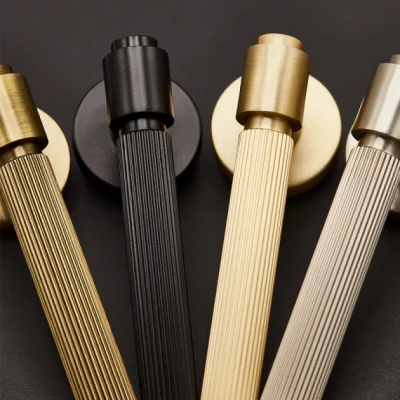 Cerradura modular con manija de puerta cepillada en oro Helix Stripe 200