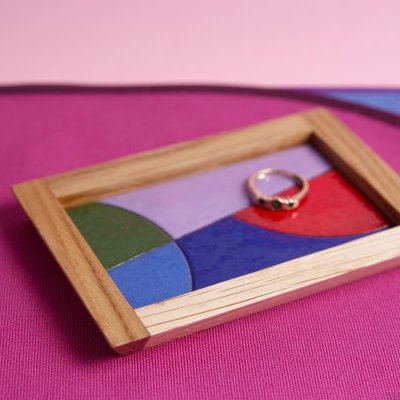 Escena abstracta con bandeja para joyas roja, de madera, esmaltada 