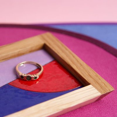Escena abstracta con bandeja para joyas roja, de madera, esmaltada 