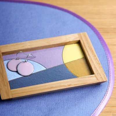 Escena abstracta con bandeja para joyas de madera amarilla, esmaltada 